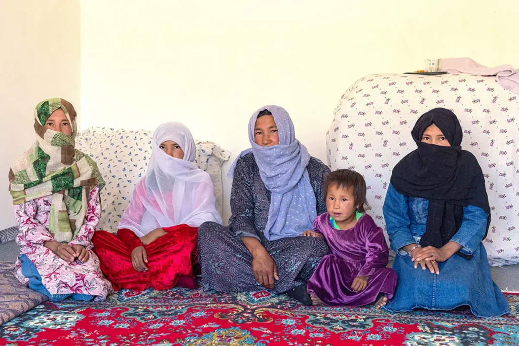アフガニスタンの女性たちを襲う「三重の脅威」― 援助削減、就労禁止、移動制限